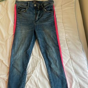 Full length lowrise jeans with pink stripe